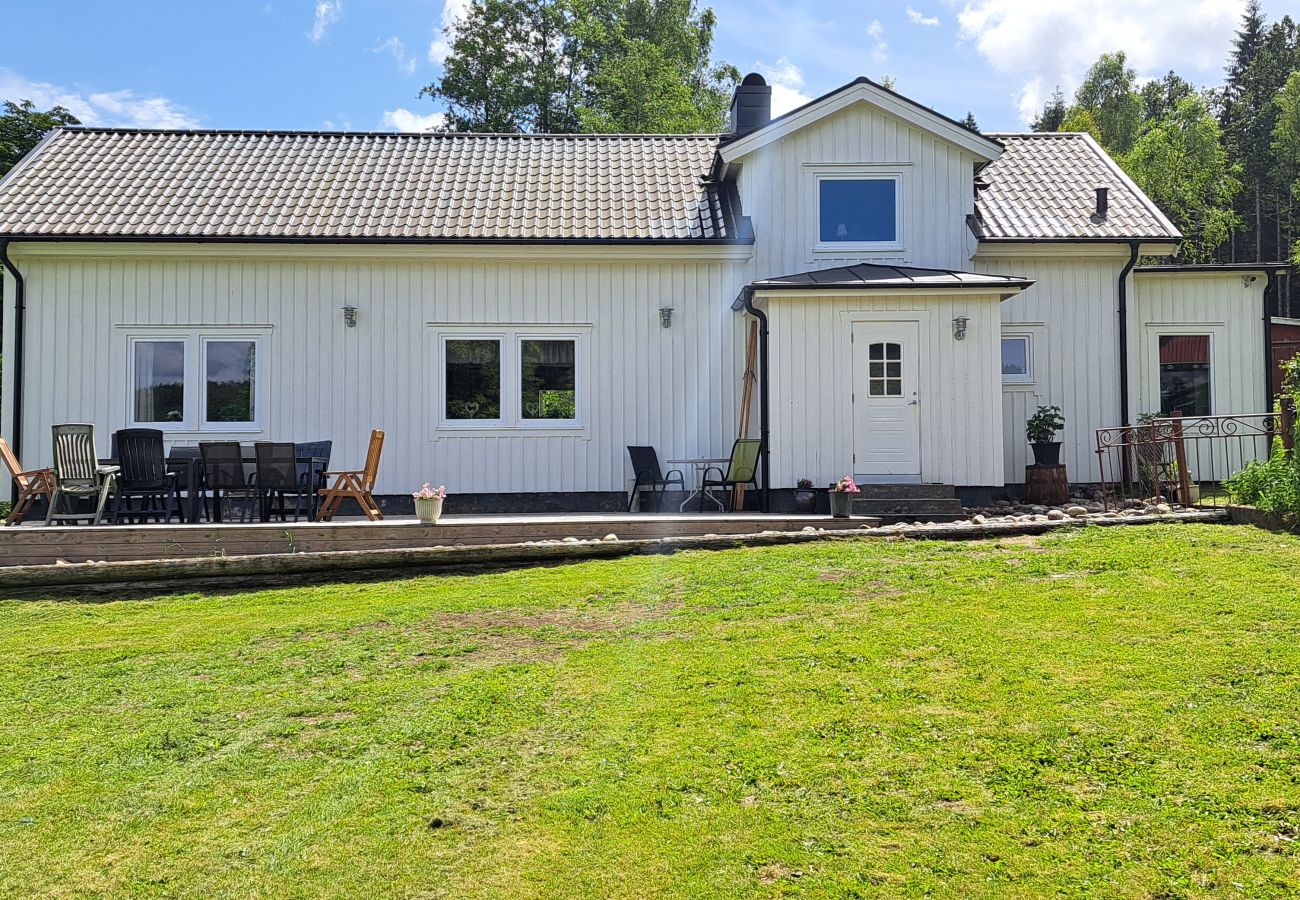 Stuga i Veddige - Stort och sjönära fritidshus i utkanten av skogen 