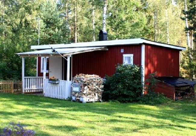 Stuga i Oskarshamn - Rödvit semesterstuga på landsbygden i Småland nära östkusten