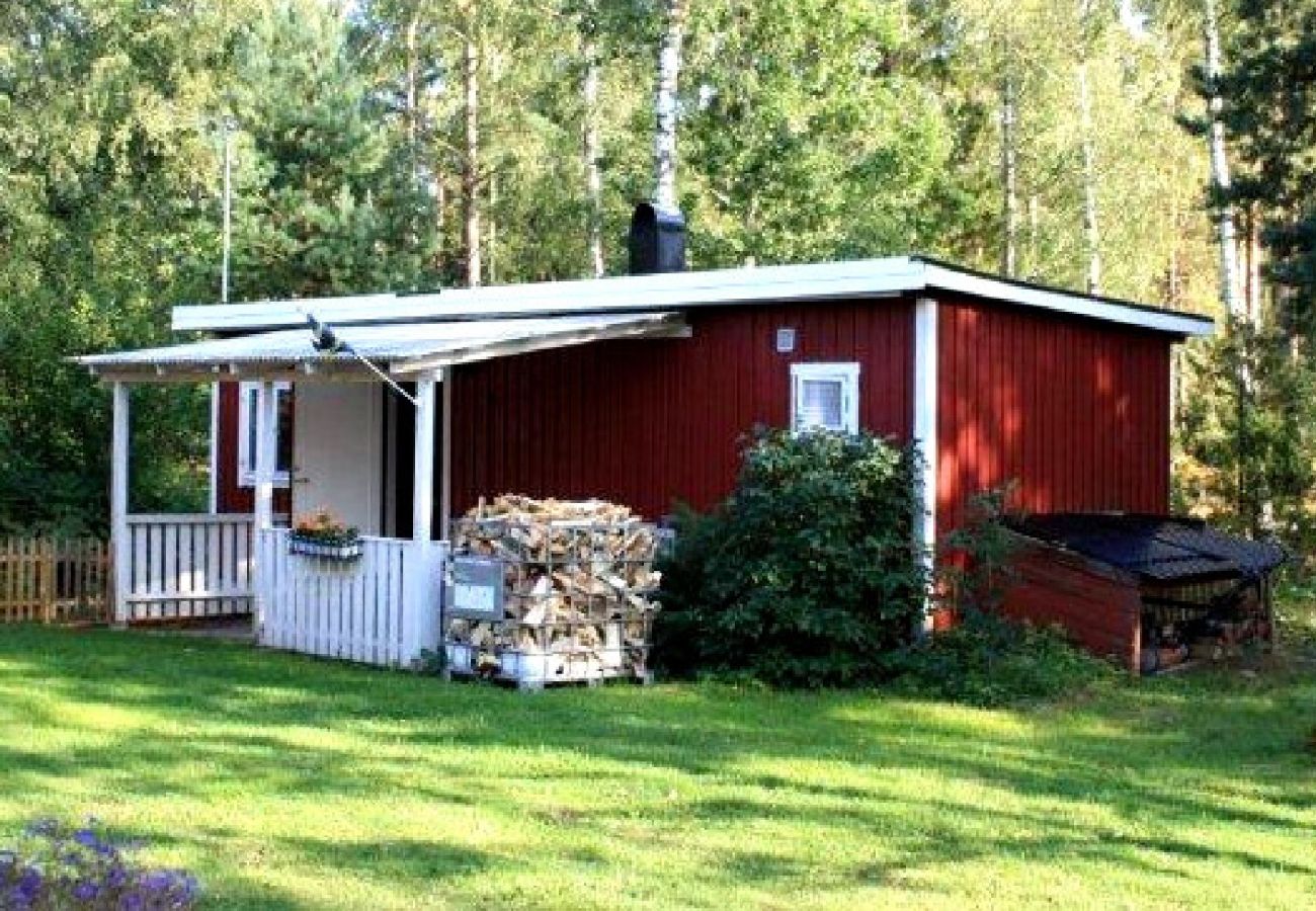 Stuga i Oskarshamn - Rödvit semesterstuga på landsbygden i Småland nära östkusten