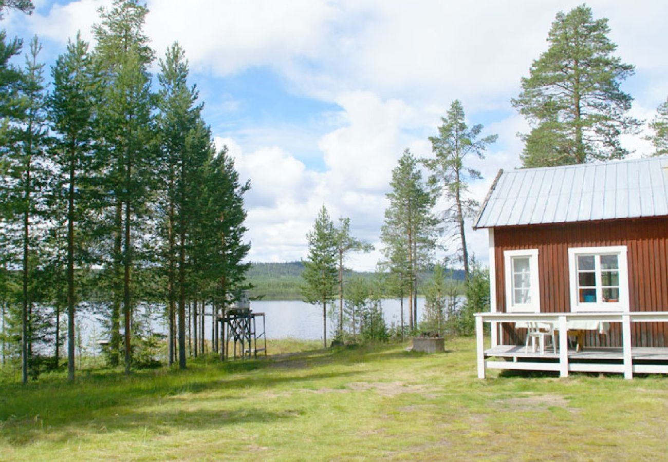 Stuga i Arvidsjaur - Stuga vid sjön i Lappland i avskilt läge