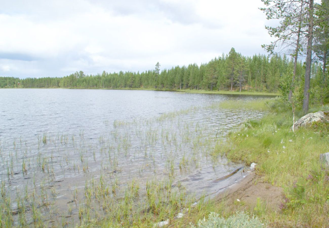 Stuga i Arvidsjaur - Stuga vid sjön i Lappland i avskilt läge