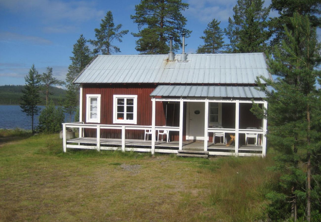 Stuga i Arvidsjaur - Stuga vid sjön i Lappland i avskilt läge