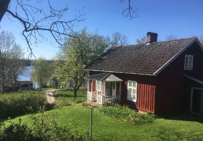  i Köpmannebro - Stuga vid stranden av Dalslands kanal