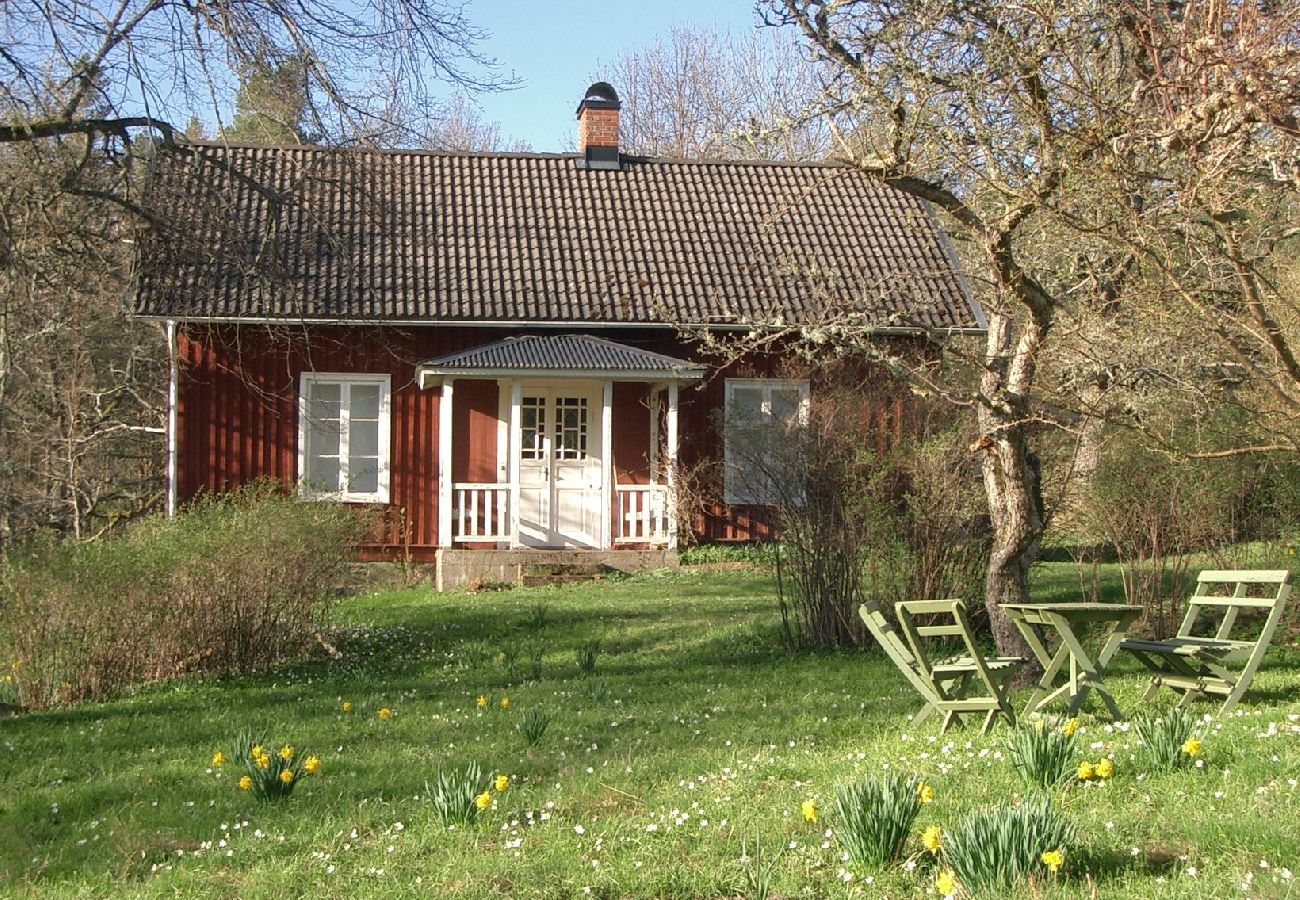 Stuga i Köpmannebro - Stuga vid stranden av Dalslands kanal