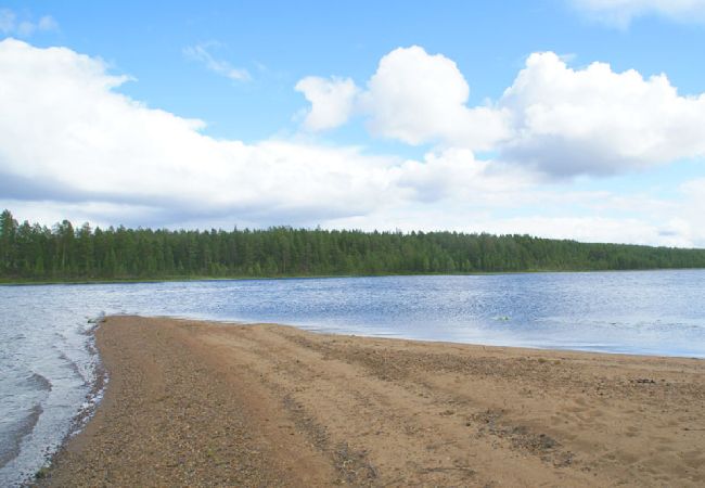 Stuga i Arvidsjaur - Semester i blåbärsskogen vid sjön med båt