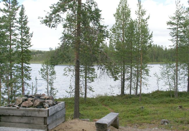 Stuga i Arvidsjaur - Semester i blåbärsskogen vid sjön med båt