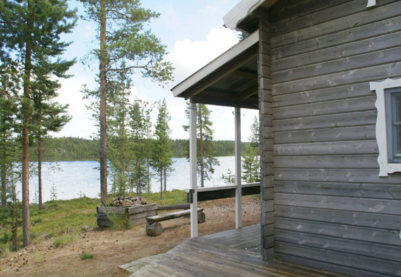 Stuga i Arvidsjaur - Semester i blåbärsskogen vid sjön med båt