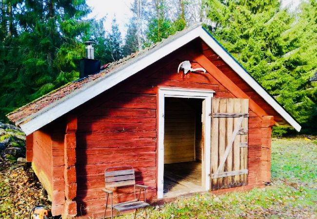 Stuga i Sävsjöström - Semester i avskilt läge mitt i skogen med bastu och kanot