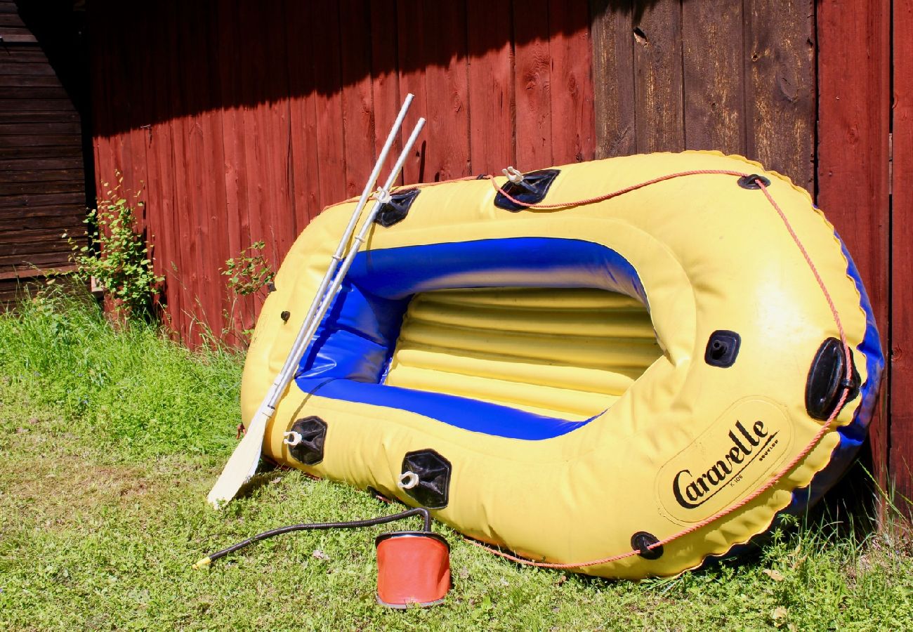 Stuga i Sävsjöström - Semester i avskilt läge mitt i skogen med bastu och kanot
