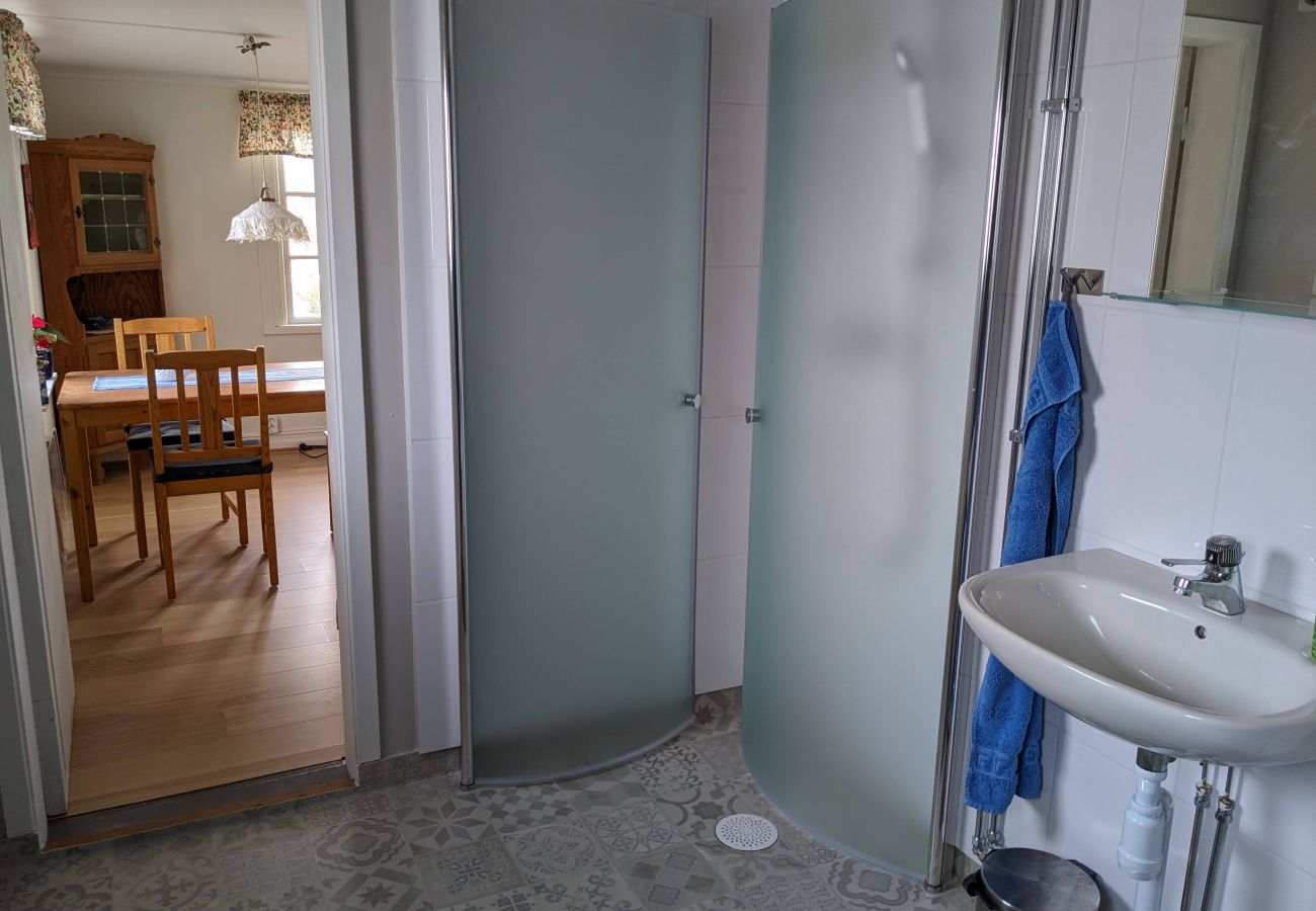 Stuga i Motala - Stuga på gård vid Vättern