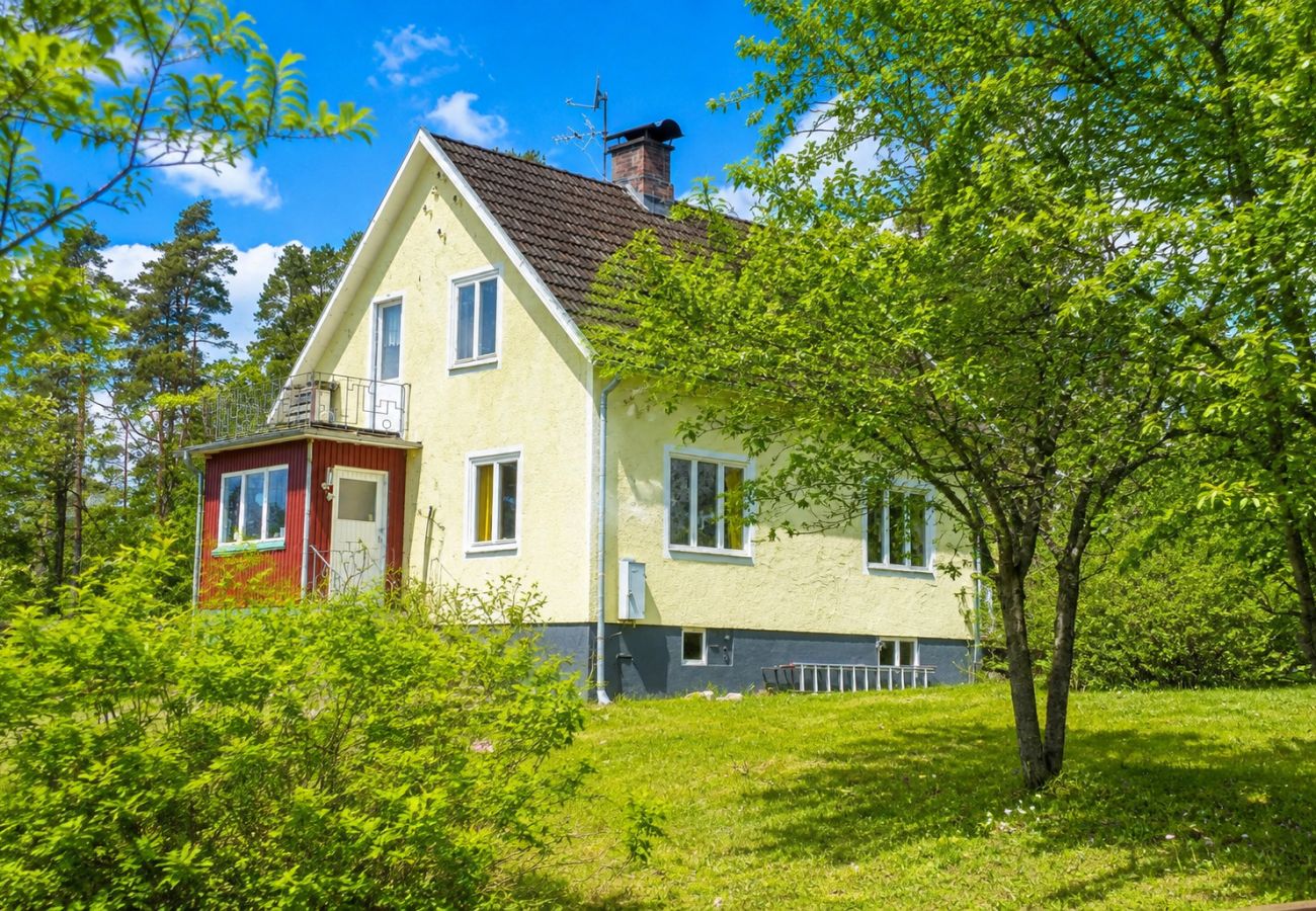 Stuga i Ruda - Mysigt fritidshus i utkanten av skogen nära Högsby
