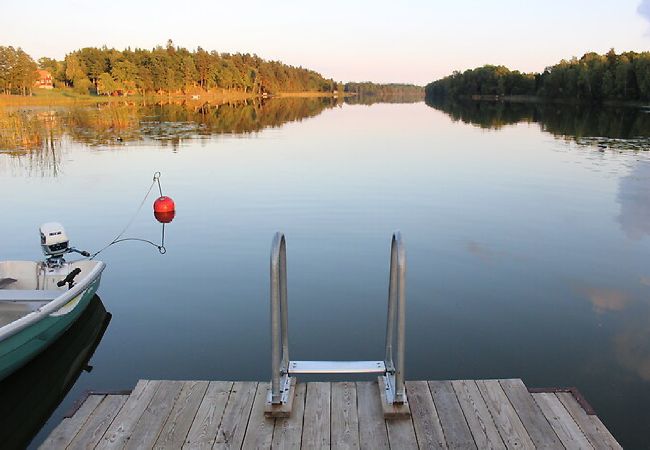 Stuga i Flen - Stuga i hjärtat av Sörmland med egen båt och spa