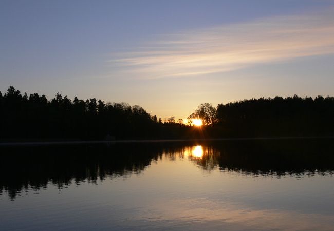 Stuga i Flen - Stuga i hjärtat av Sörmland med egen båt och spa