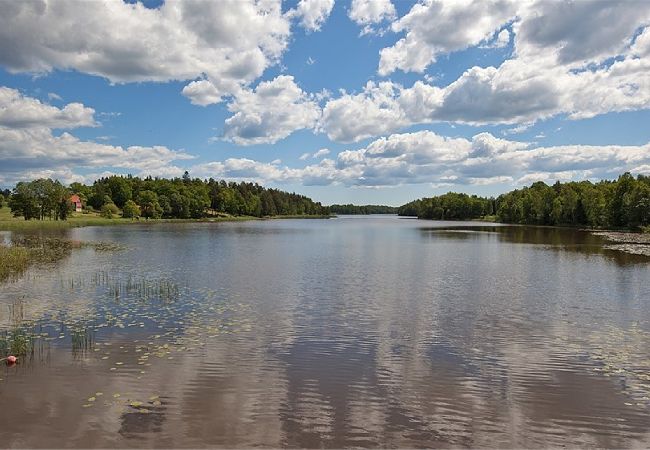 Stuga i Flen - Stuga i hjärtat av Sörmland med egen båt och spa