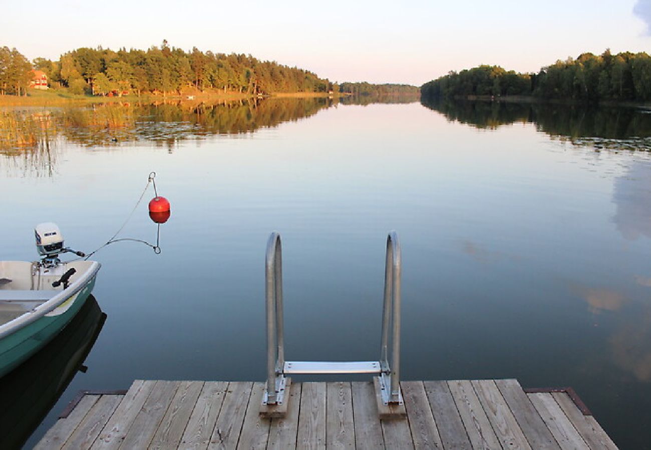 Stuga i Flen - Stuga i hjärtat av Sörmland med egen båt och spa