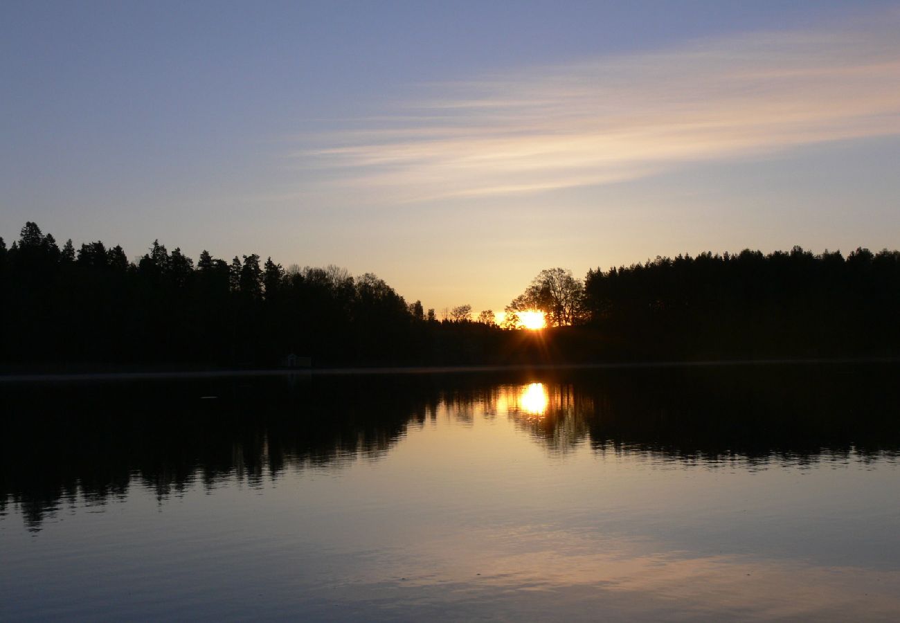 Stuga i Flen - Stuga i hjärtat av Sörmland med egen båt och spa