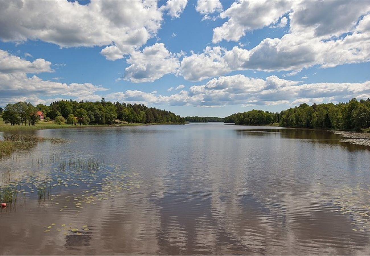 Stuga i Flen - Stuga i hjärtat av Sörmland med egen båt och spa