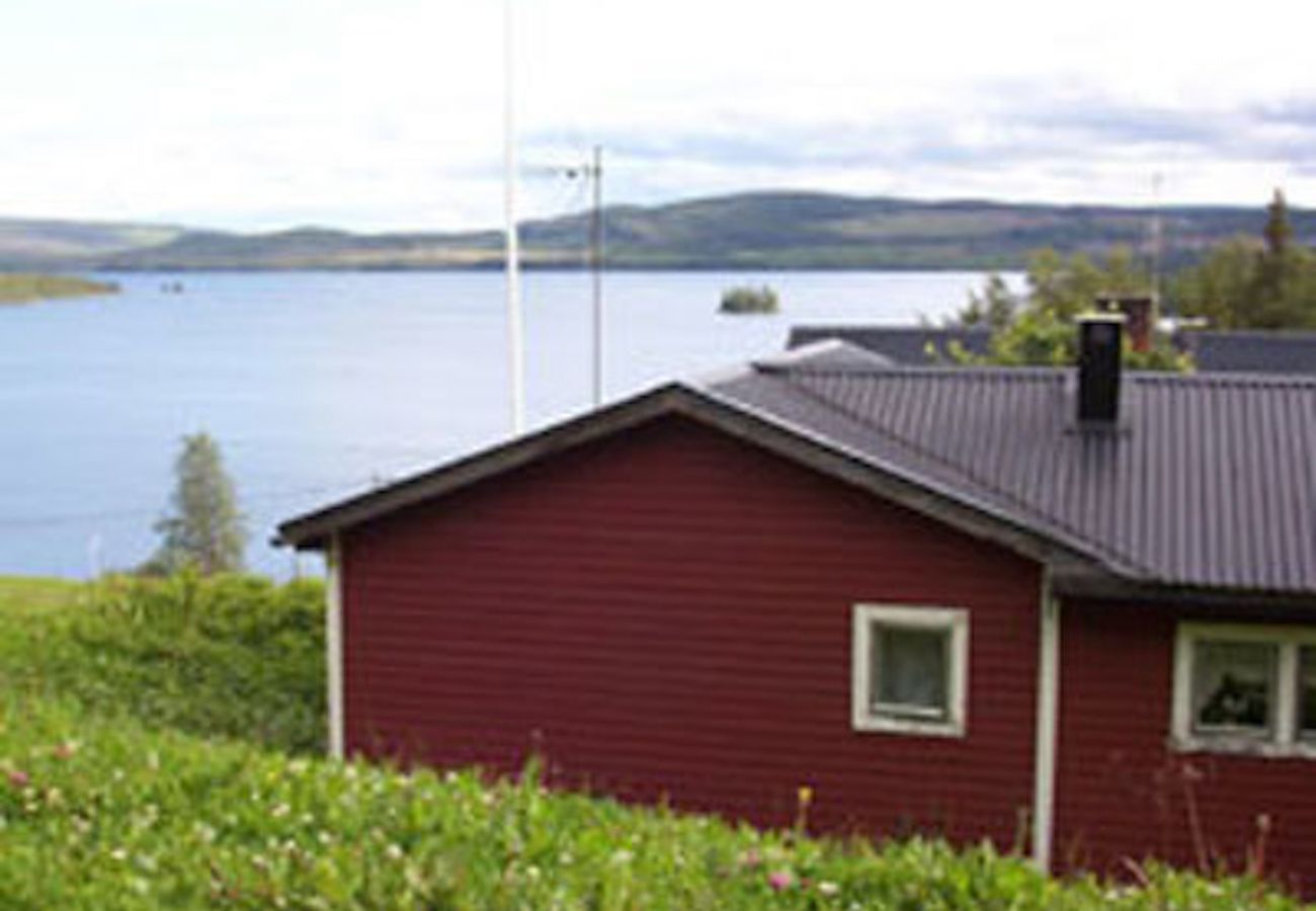 Stuga i Valsjöbyn - Förtrollande panoramautsikt över sjön och bergen