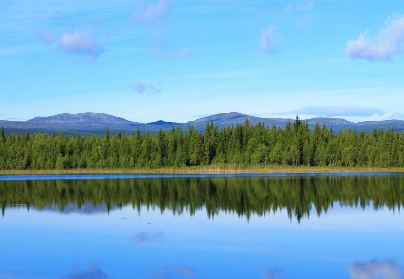 Stuga i Valsjöbyn - Förtrollande panoramautsikt över sjön och bergen