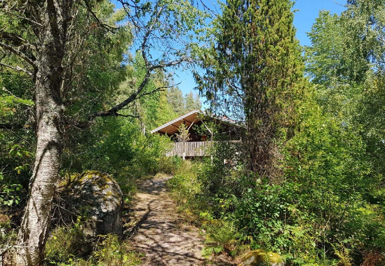 Stuga i Horn - Fin timmerstuga nära sjön med möjlighet till motorbåtuthyrning