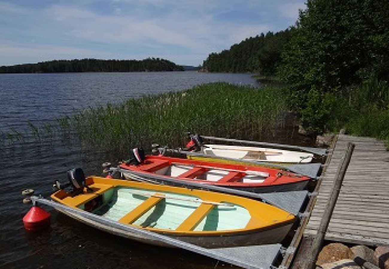 Stuga i Horn - Fin timmerstuga nära sjön med möjlighet till motorbåtuthyrning