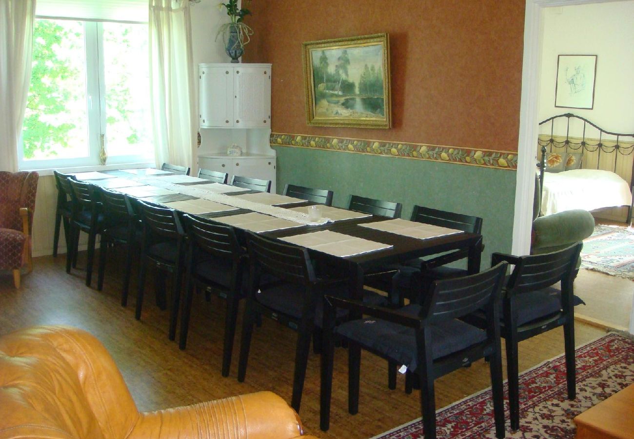 Stuga i Ulricehamn - Rymligt semesterhus med sjöutsikt i Ulricehamn