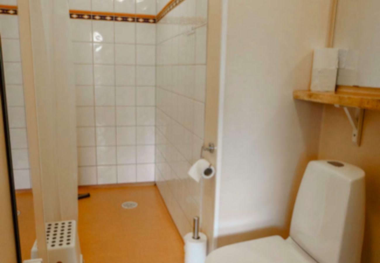 Stuga i Ulricehamn - Rymligt semesterhus med sjöutsikt i Ulricehamn