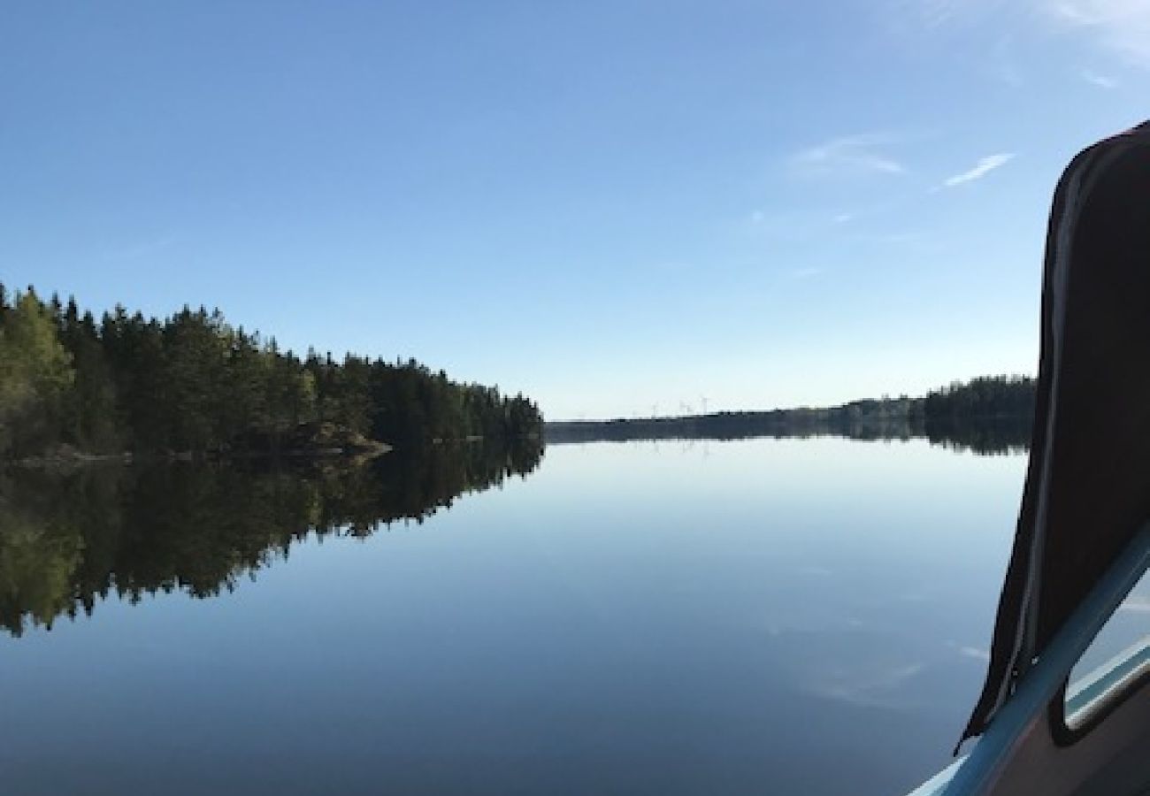 Stuga i Kristinehamn - Stuga med sjöutsikt över sjön Kväggen