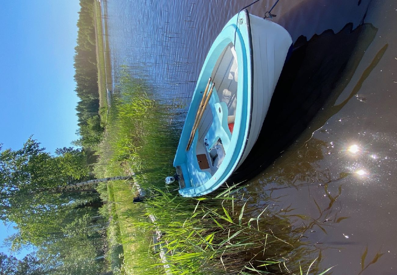 Stuga i Kristinehamn - Stuga med sjöutsikt över sjön Kväggen