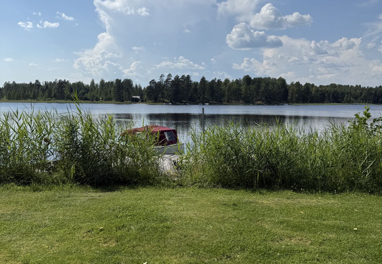 Stuga i Kristinehamn - Stuga med sjöutsikt över sjön Kväggen