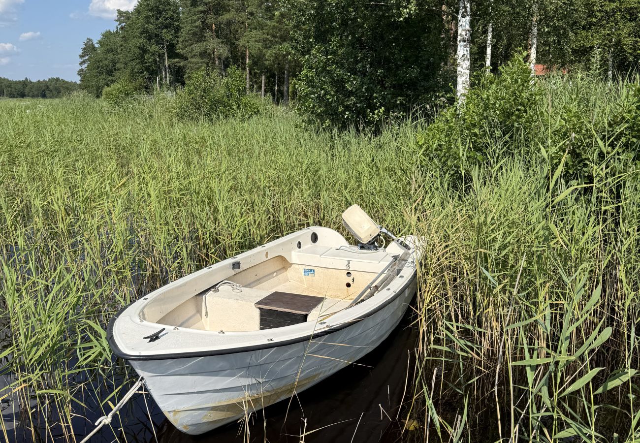 Stuga i Kristinehamn - Stuga med sjöutsikt över sjön Kväggen