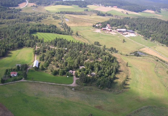 Stuga i Horn - Mysig timmerstuga nära sjön i vacker natur