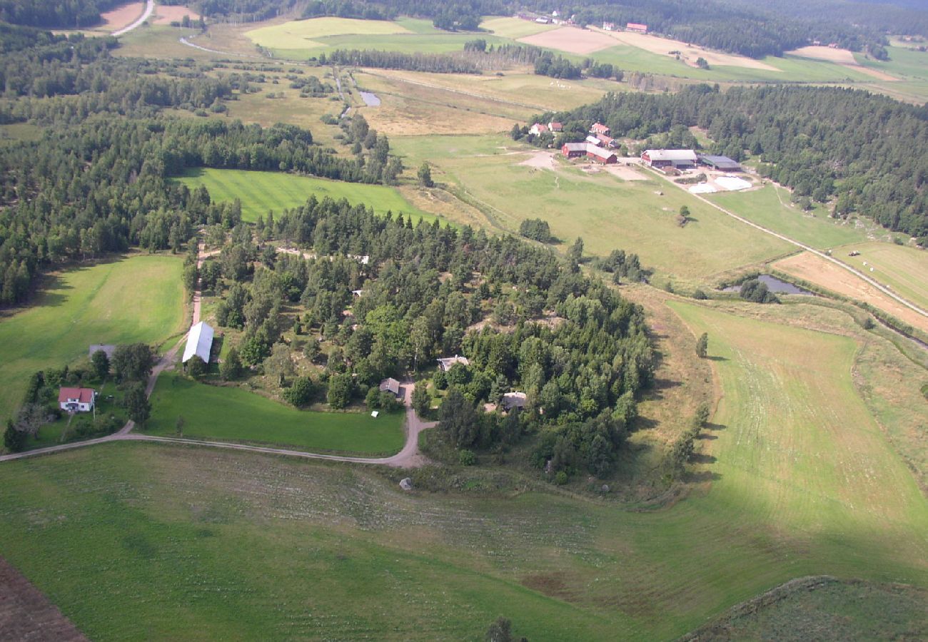 Stuga i Horn - Mysig timmerstuga nära sjön i vacker natur