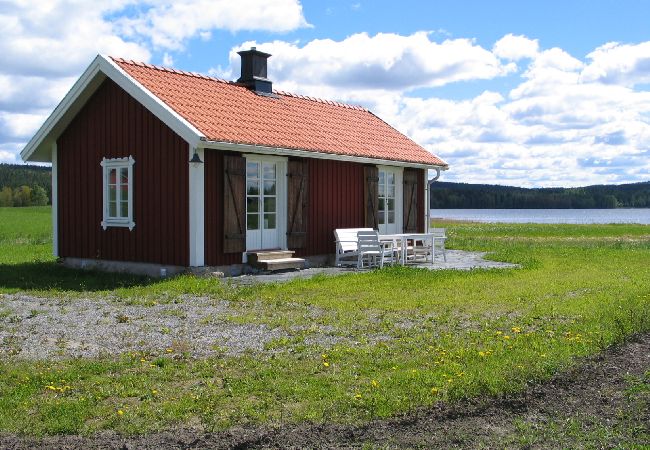 Stuga i Storå - Helrenoverad smedja vid sjön