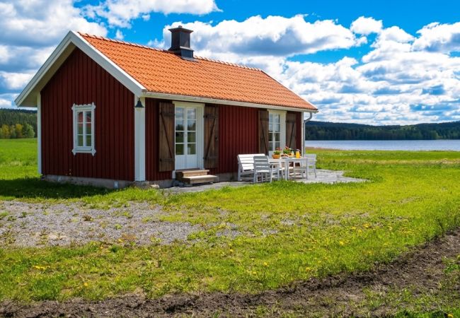 Stuga i Kopparberg - Helrenoverad smedja vid sjön