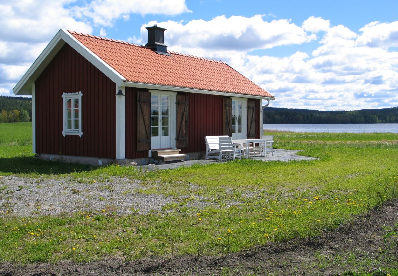 Stuga i Kopparberg - Helrenoverad smedja vid sjön