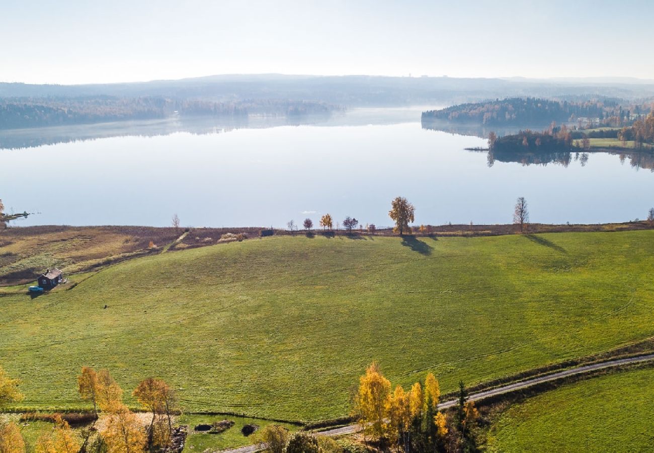 Stuga i Kopparberg - Helrenoverad smedja vid sjön