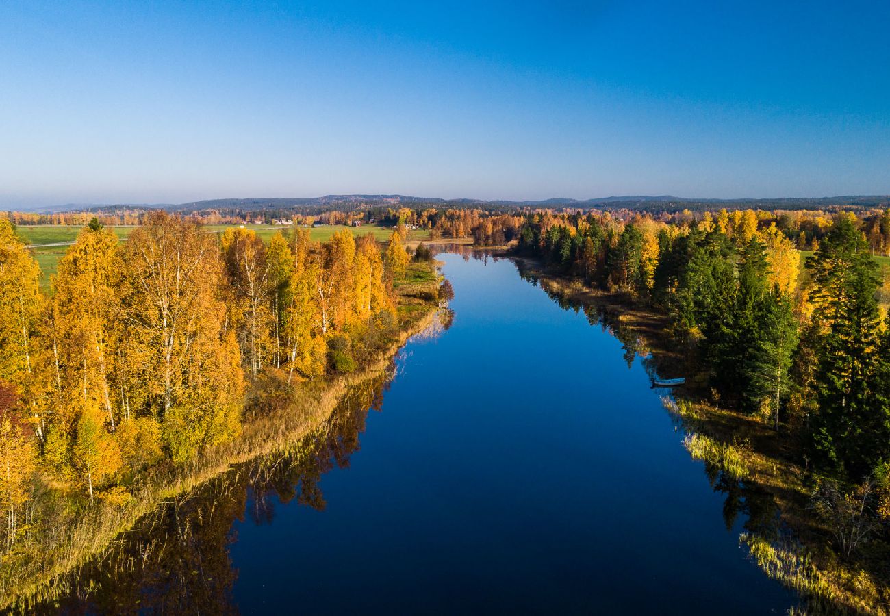 Stuga i Kopparberg - Helrenoverad smedja vid sjön