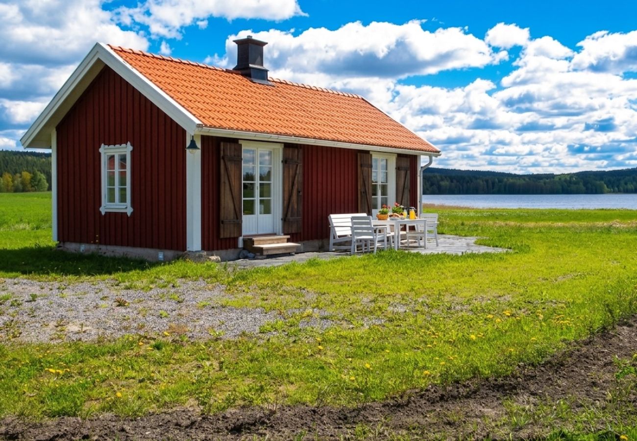 Stuga i Kopparberg - Helrenoverad smedja vid sjön