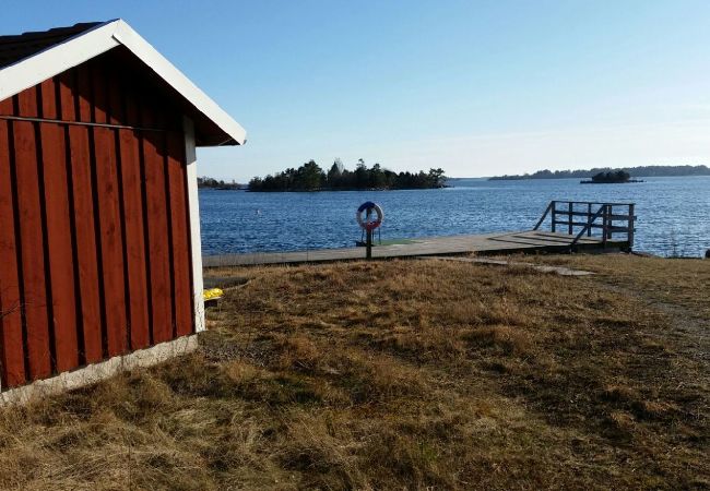 Stuga i Figeholm - Semesterhus i sommaridyll bara 400 meter från Östersjön