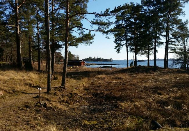 Stuga i Figeholm - Semesterhus i sommaridyll bara 400 meter från Östersjön