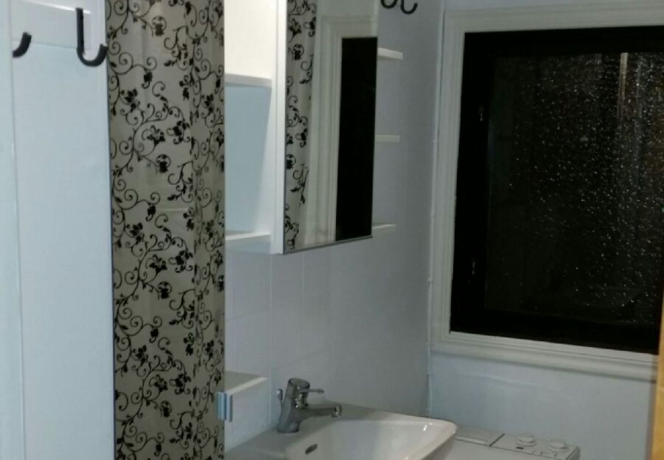 Stuga i Figeholm - Semesterhus i sommaridyll bara 400 meter från Östersjön