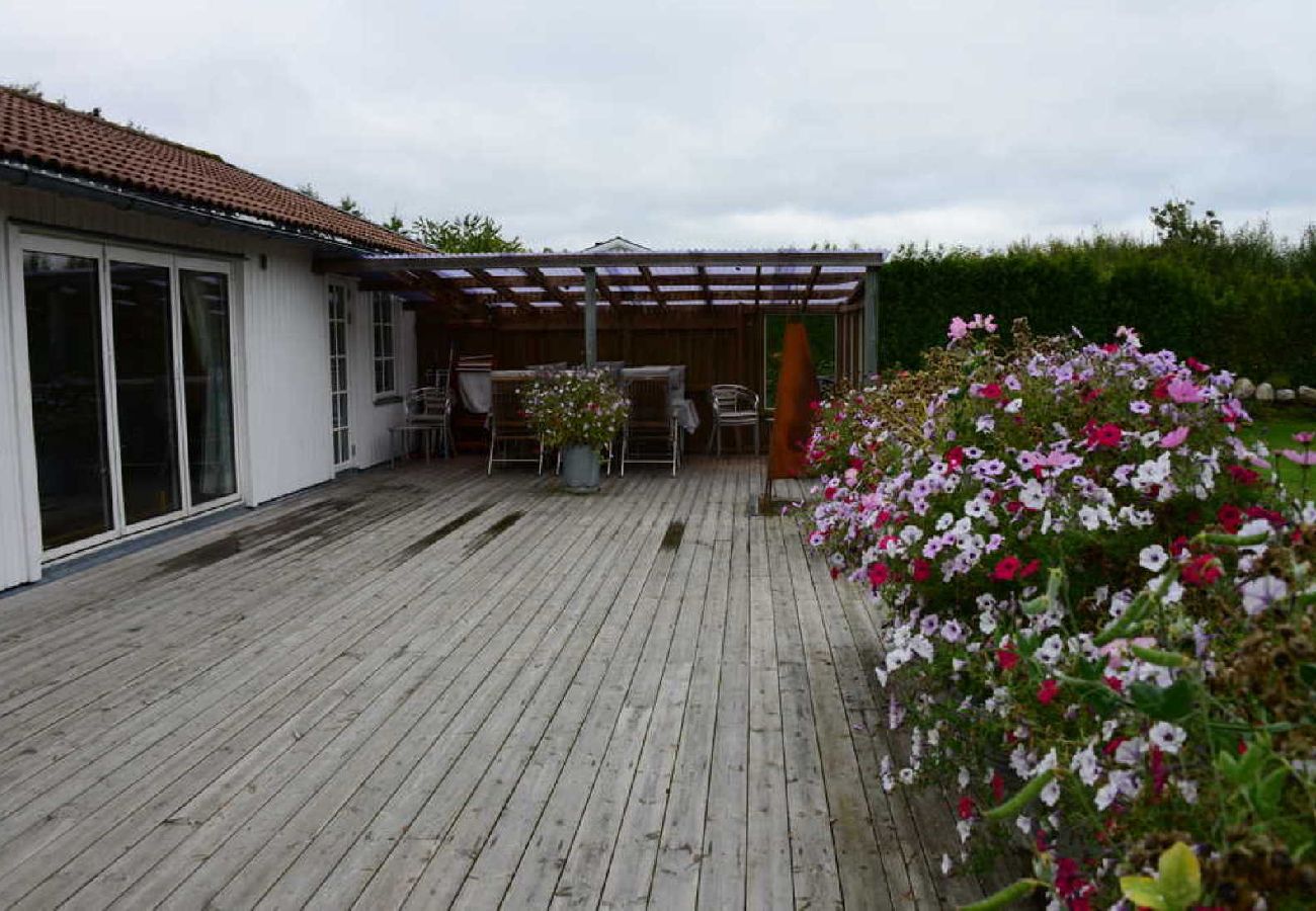 Stuga i Åsa - Stort fritidshus 400 meter från havet