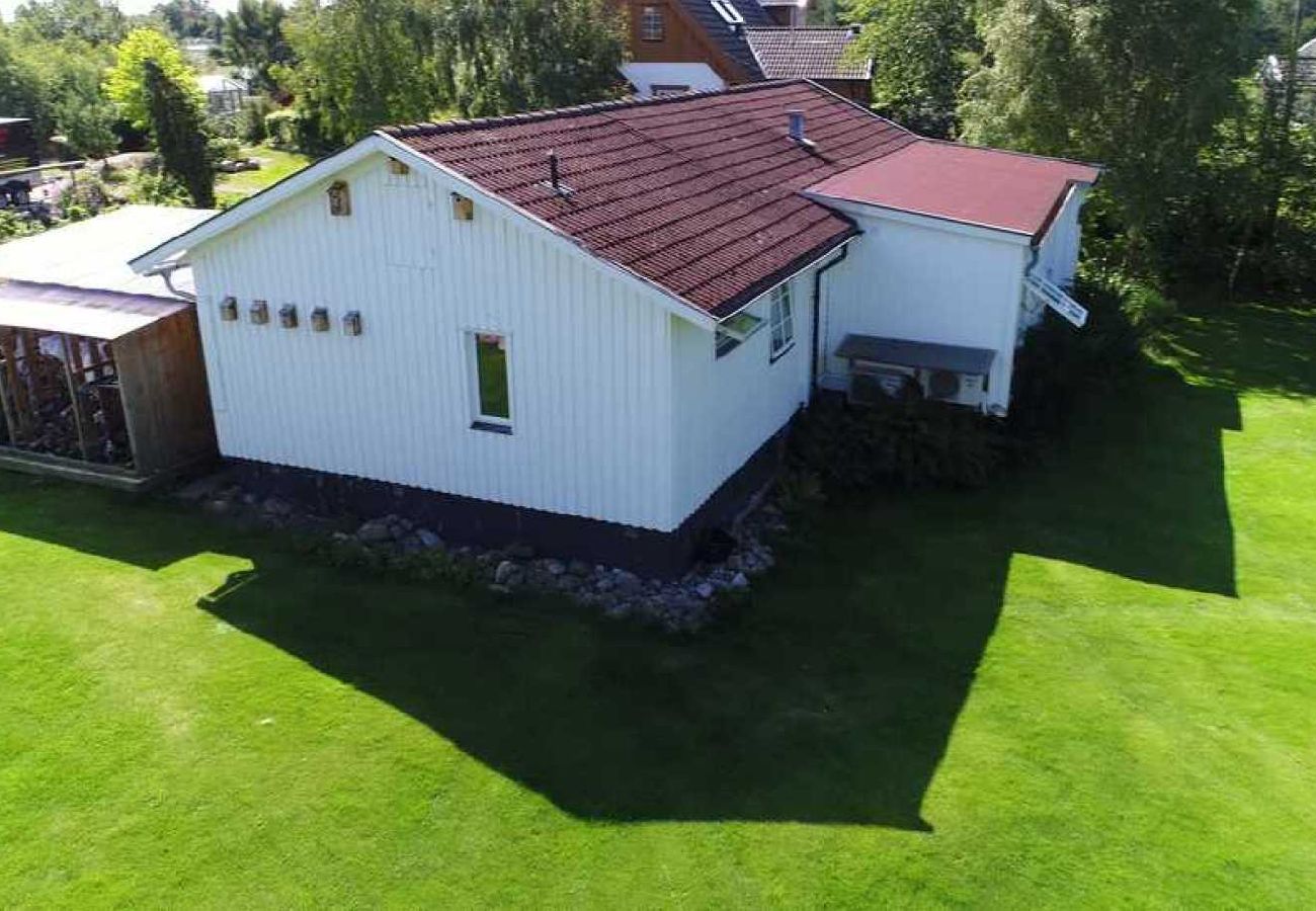 Stuga i Åsa - Stort fritidshus 400 meter från havet