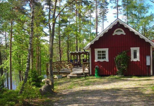 Stuga i Bjärnum - 2 stugor med bastu och bubbelpool direkt vid sjön