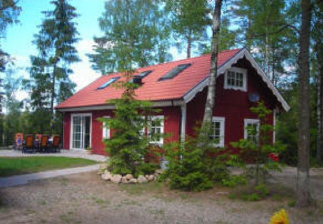 Stuga i Bjärnum - 2 stugor med bastu och bubbelpool direkt vid sjön Stuga i Bjärnum - 2 stugor med bastu och bubbelpool direkt vid sjön