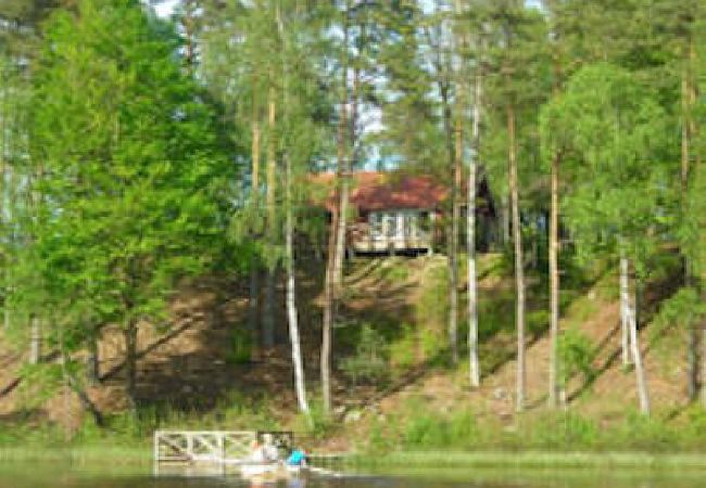 Stuga i Bjärnum - 2 stugor med bastu och bubbelpool direkt vid sjön