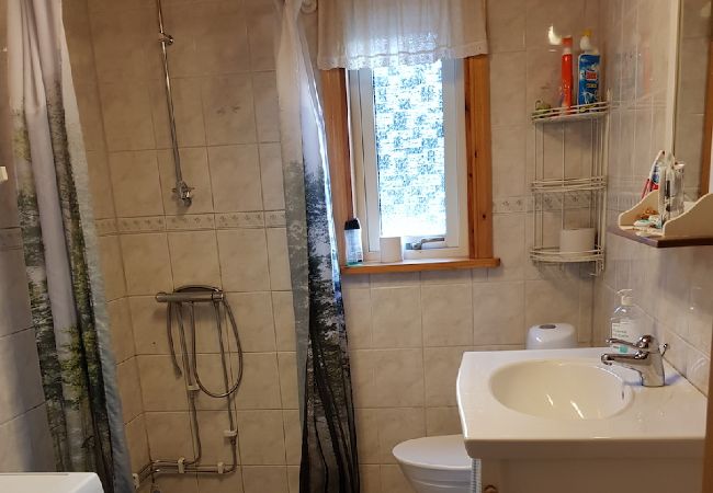 Stuga i Bjärnum - 2 stugor med bastu och bubbelpool direkt vid sjön Stuga i Bjärnum - 2 stugor med bastu och bubbelpool direkt vid sjön