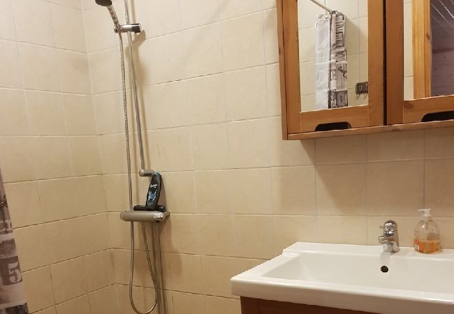 Stuga i Bjärnum - 2 stugor med bastu och bubbelpool direkt vid sjön Stuga i Bjärnum - 2 stugor med bastu och bubbelpool direkt vid sjön