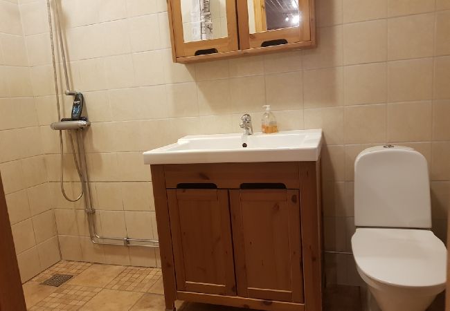 Stuga i Bjärnum - 2 stugor med bastu och bubbelpool direkt vid sjön Stuga i Bjärnum - 2 stugor med bastu och bubbelpool direkt vid sjön